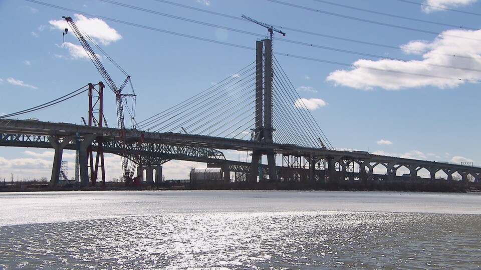 Un aperçu du pont Samuel-de-Champlain.