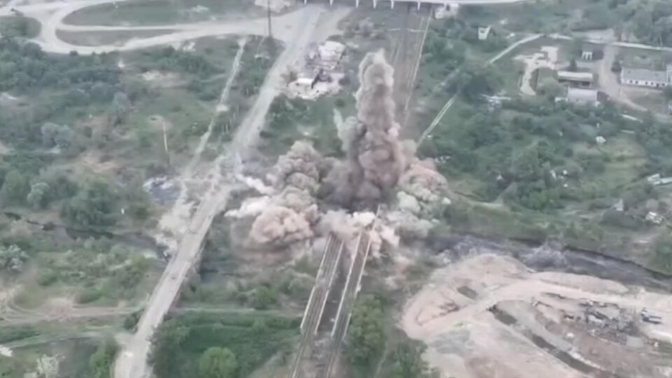 Une capture d'écran d'une vidéo montrant le pont qui explose d'une vue aérienne.