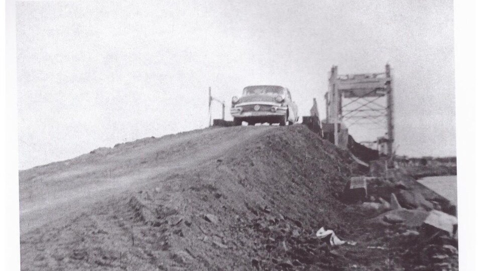 Le pont de Shippagan lors de son inauguration, en juin 1959. François Mazerolle, l'arrière-grand-père de Debbie Mallet, a été le premier à le traverser.