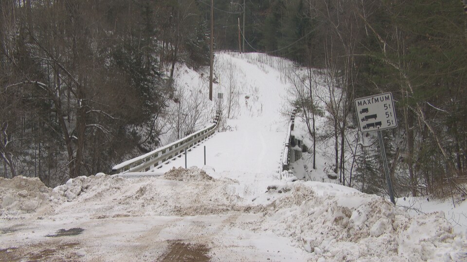 Un pont enneigé fermé à la circulation.