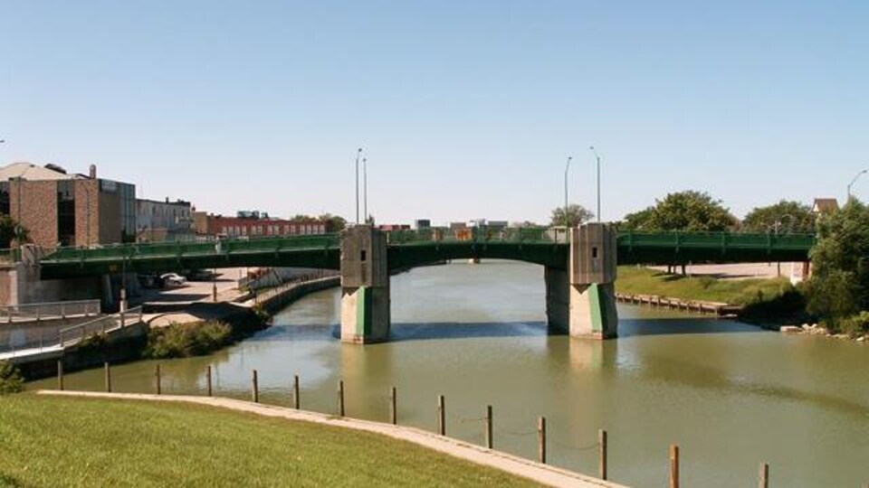 Le pont sur la 5e Rue de la rivière Thames, à Chatham.