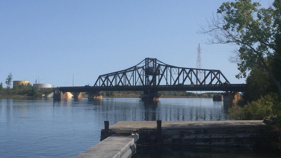 Un pont en métal qui relie l'île à la terre ferme surplombe le chenail du nord du lac Huron.