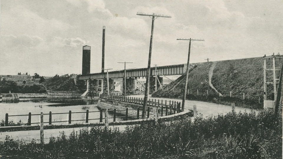 Image en noir et blanc du pont et de la route