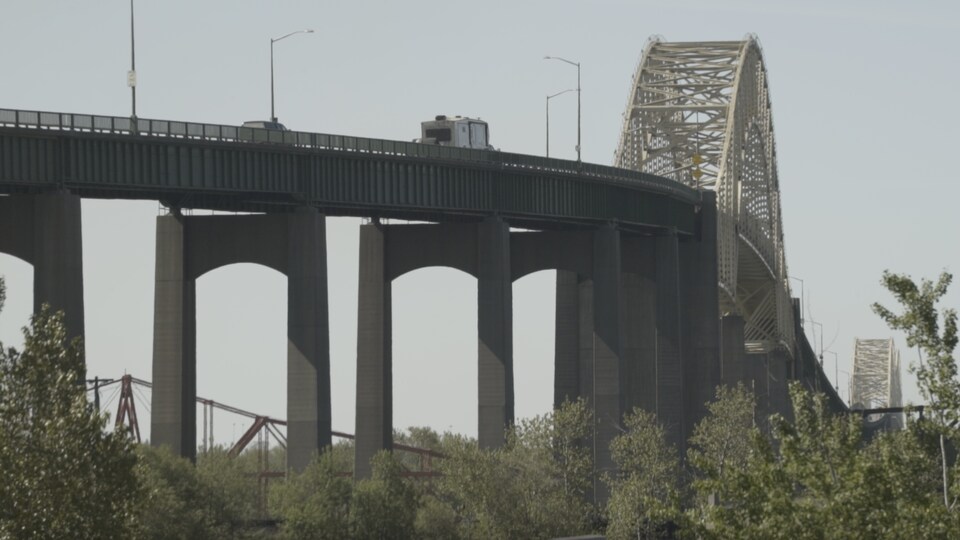 Photo en contre-plongée du pont.