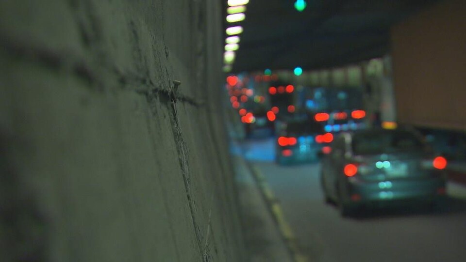 Des voitures dans le pont-tunnel.