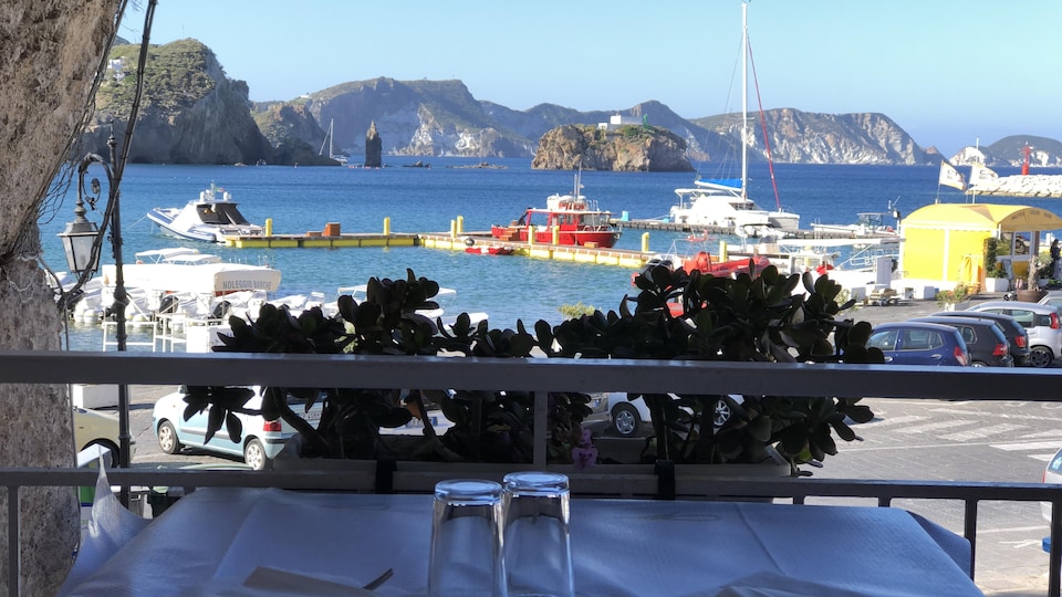 Vista della soleggiata baia di Ponza da un tavolo in ombra.