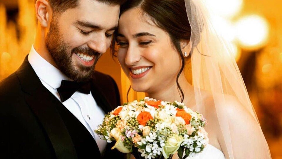 Photo de mariage d'un couple qui sourit.