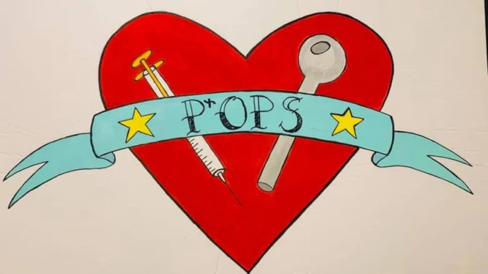 Un cœur avec une seringue, une pipe, et une banderole où l'on peut lire POPS.