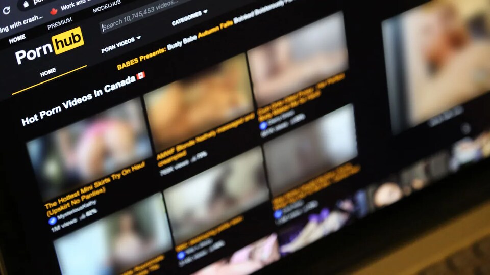 Une capture d'écran floue du site Pornhub.