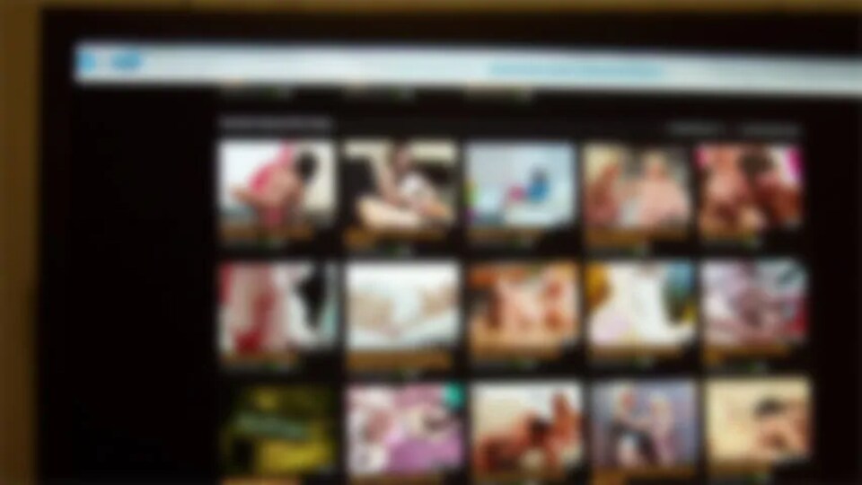 Une capture d'écran floutée du site de pornographie Pornhub, basé à Montréal.