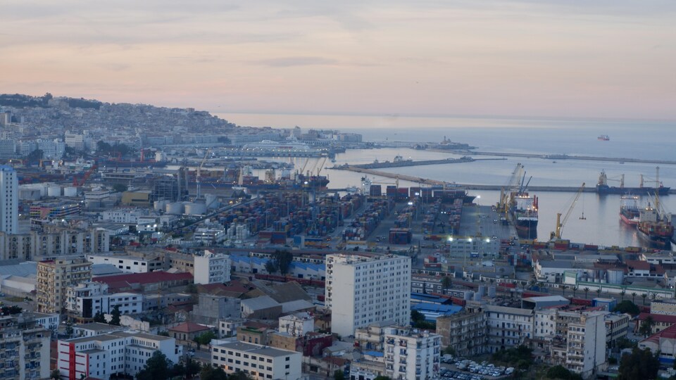 Le port d'Alger en fin de journée. 