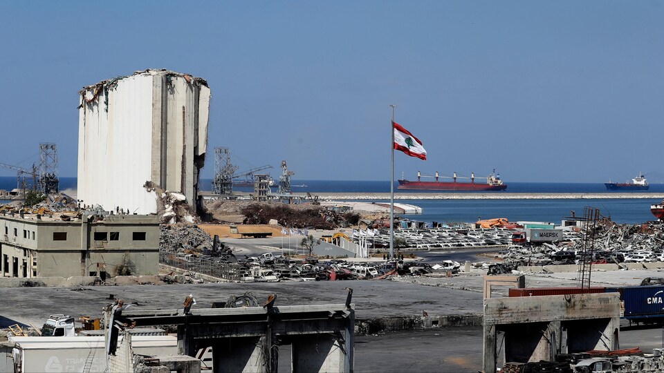 Une vue générale du port ravagé de Beyrouth.