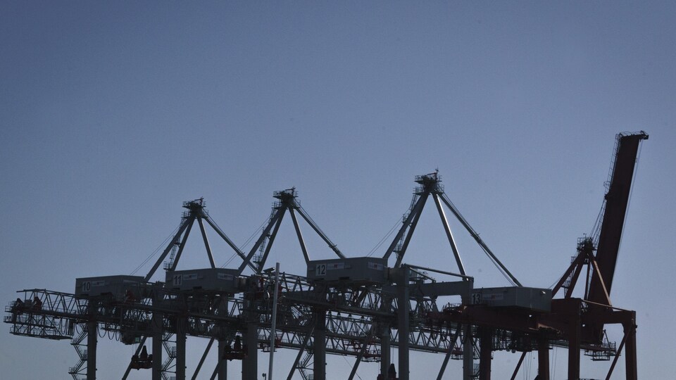 Des installations portuaires.