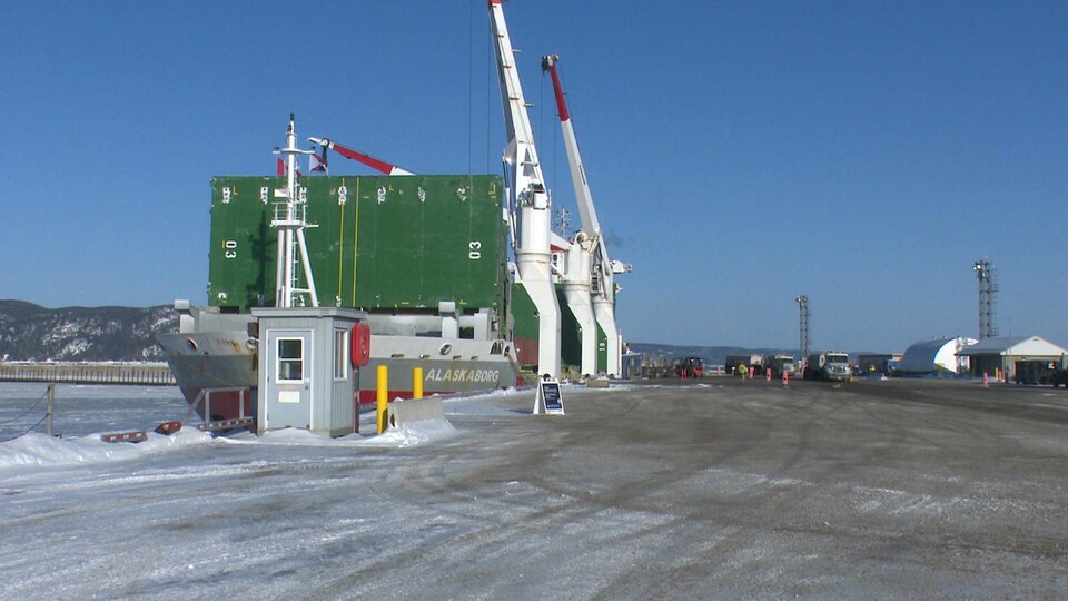 Un navire est amarré au port de Baie-Comeau.