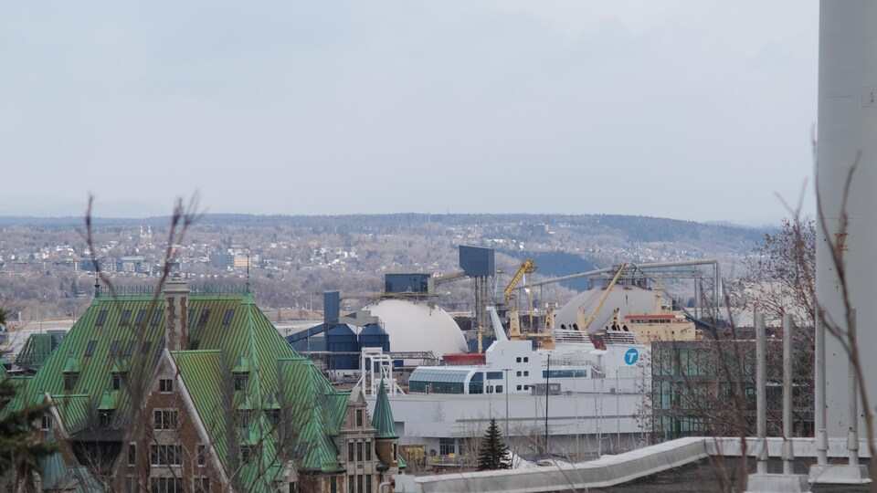 Les silos vue de la haute ville dans la distance.