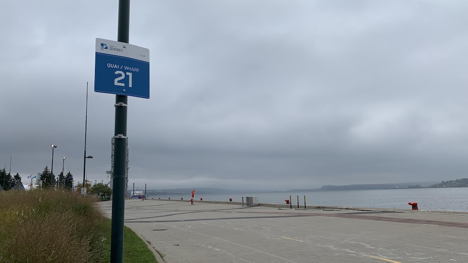 Les quais du port de Québec désertés par les touristes