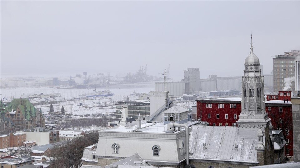 Vue sur le port de Québec, l’hiver, depuis le quartier du Vieux-Québec.
