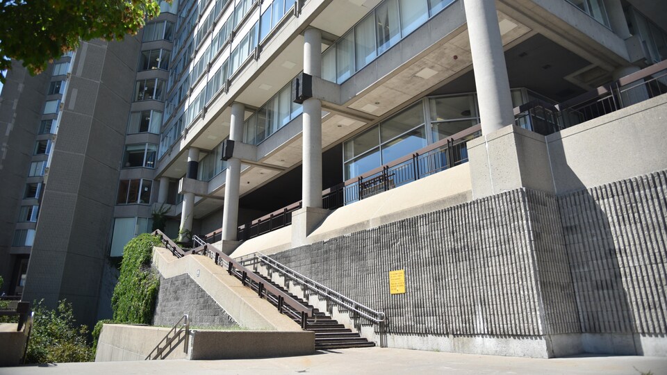 L'extérieur de l'édifice Portage III, en été. La façade de béton comporte de nombreuses fenêtres.