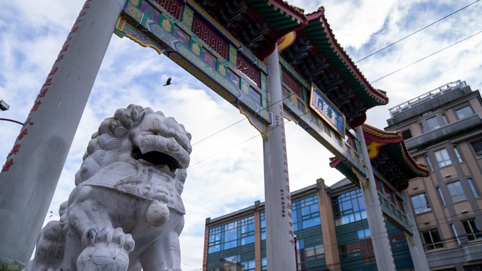 Un lion sculpté garde le portail à l'entrée de Chinatown à Vancouver.