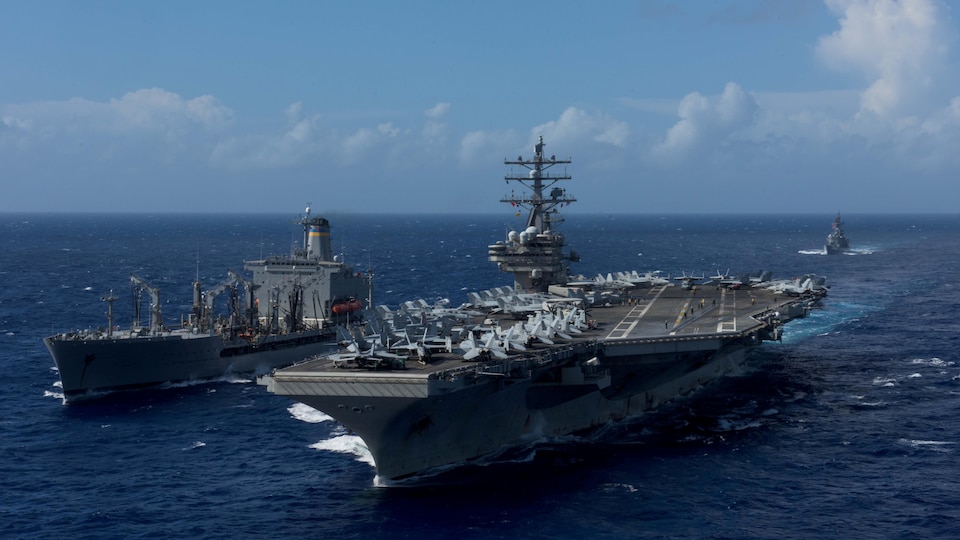 Un porte-avions américain en mer.
