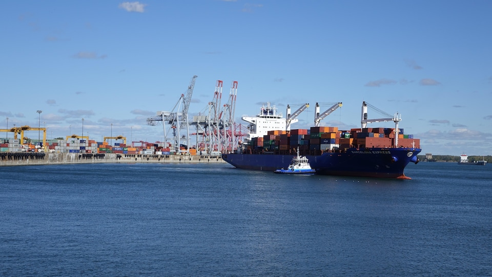 Ein Containerschiff auf dem Sankt-Lorenz-Strom erreicht den Hafen von Montreal.
