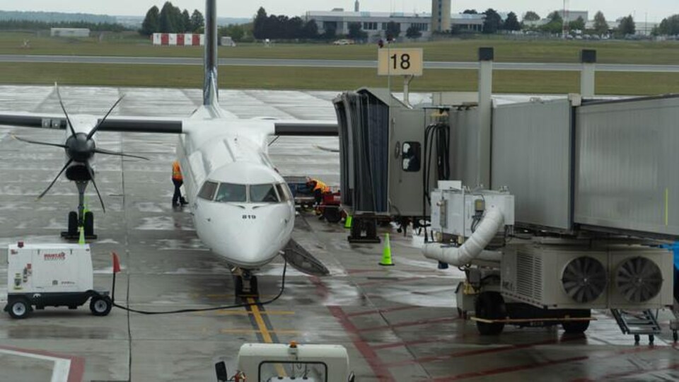 Un avion sur le tarmac de l'aéroport d'Ottawa.