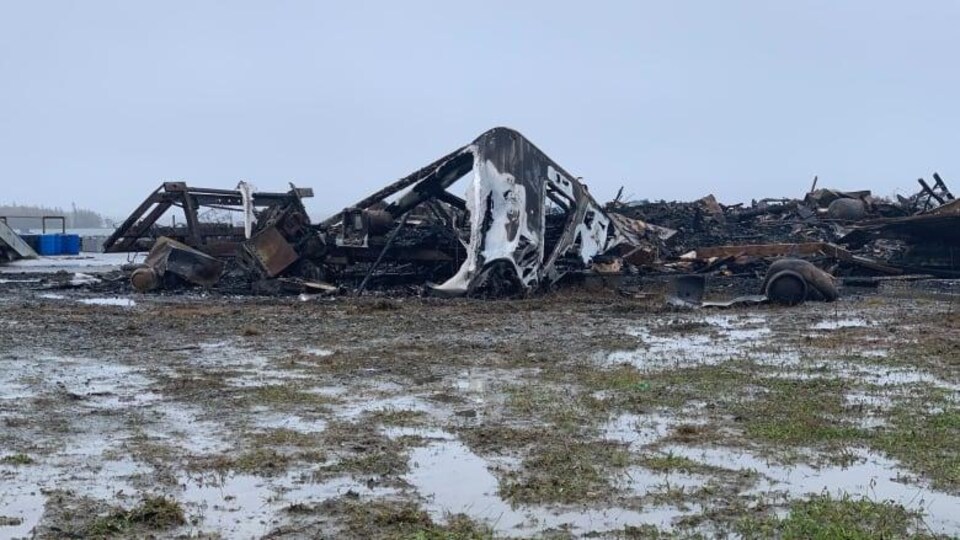 Une usine en ruine après avoir été complètement brûlée