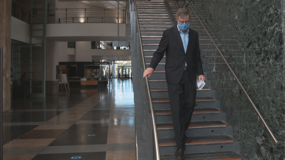 Jim Watson descend un escalier dans l'hôtel de ville d'Ottawa.
