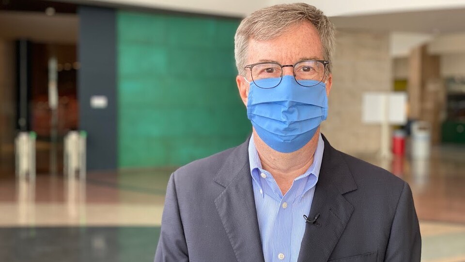 Jim Watson portant un masque dans l'hôtel de ville d'Ottawa.