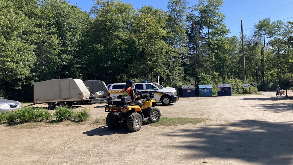 A Sûreté du Québec quad is on the ground.