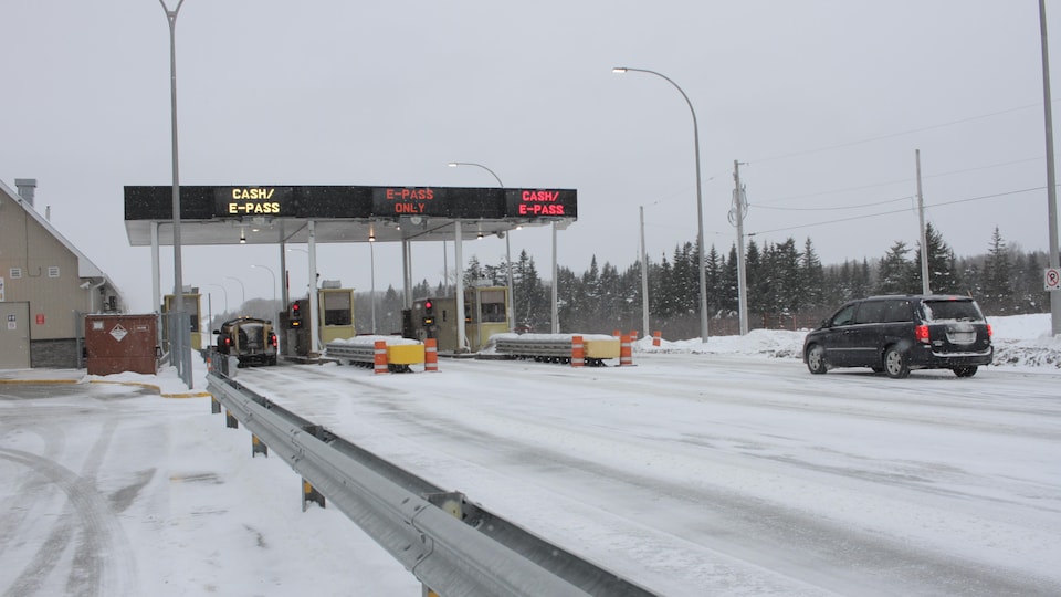 Le poste de péage de Cobequid, sur l'autoroute Transcanadienne entre Moncton et Halifax. 