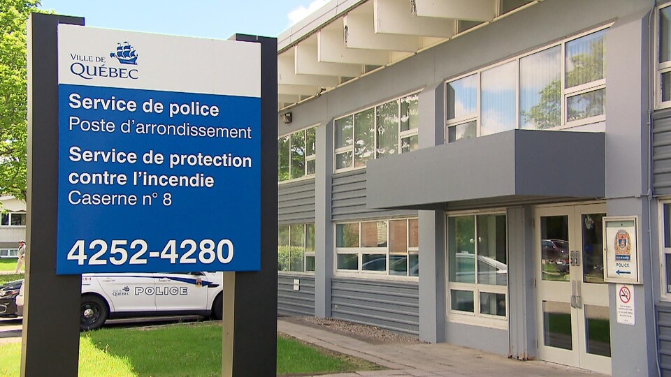 Enseigne du poste d’arrondissement du Service de police de la Ville de Québec situé sur la rue d’Orsainville, dans l’arrondissement de Charlesbourg