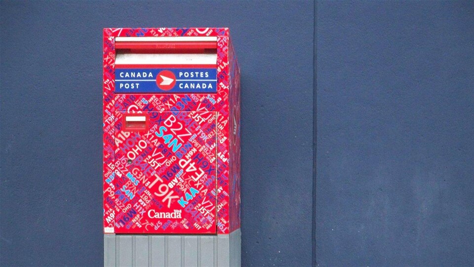 Une boîte aux lettres de Postes Canada.