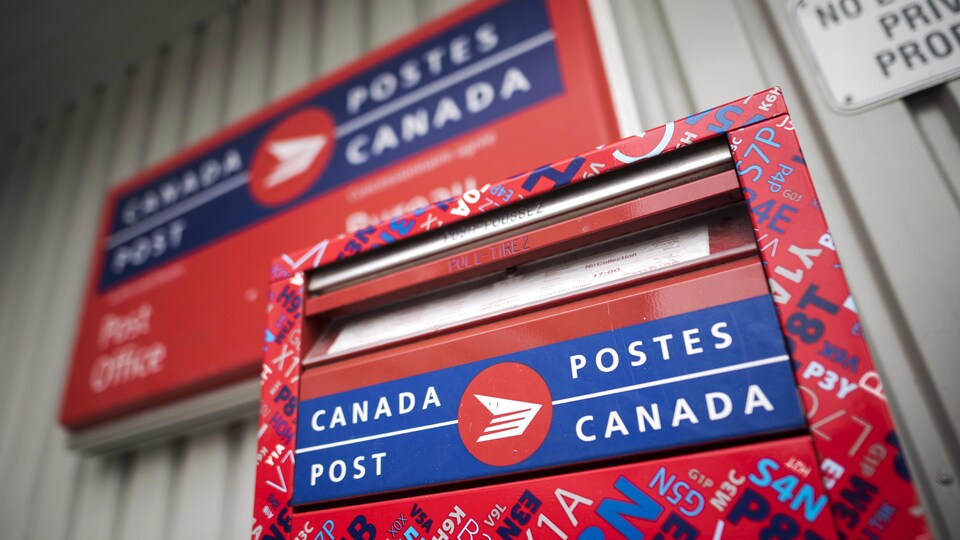 Une boîte aux lettres de Postes Canada.