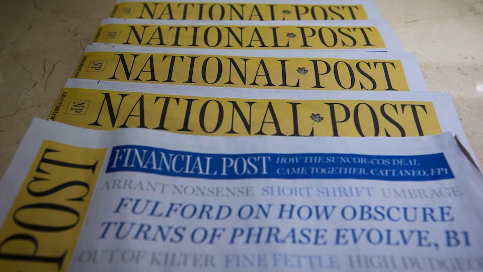 Une pile d'exemplaires d'une édition du National Post.