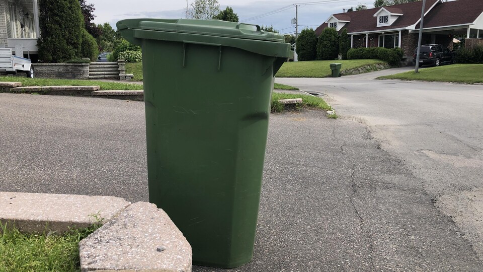 Une poubelle dans une rue à Saguenay.
