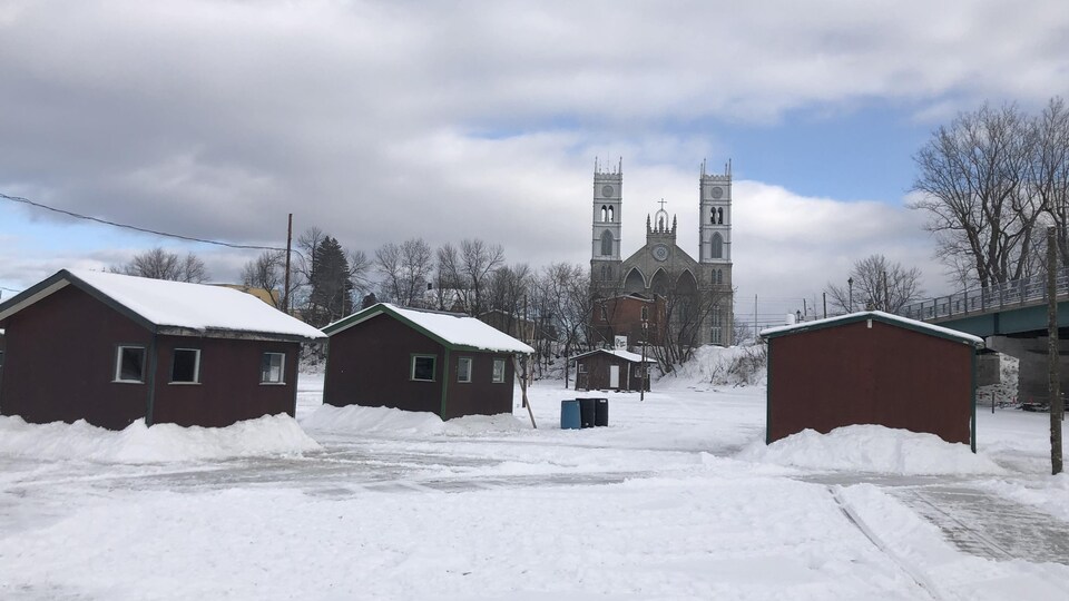 Des cabanes pour la pêche sur la glace d'une rivière.