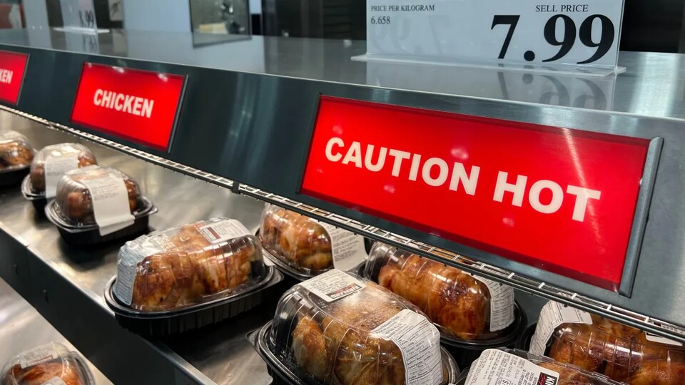 Des poulets rôtis exposés dans une épicerie.