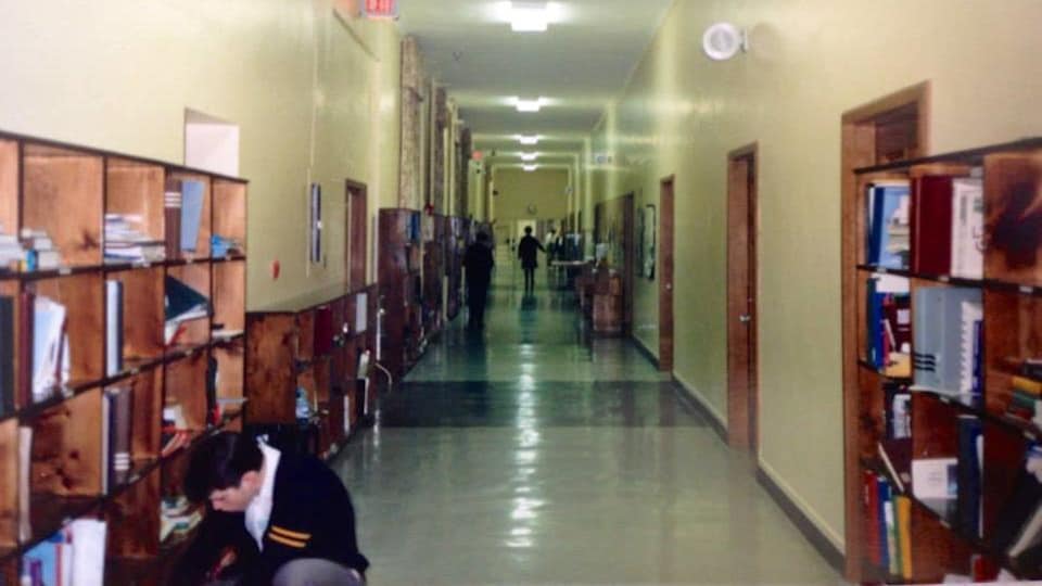 On voit un corridor du Collège Grenville.