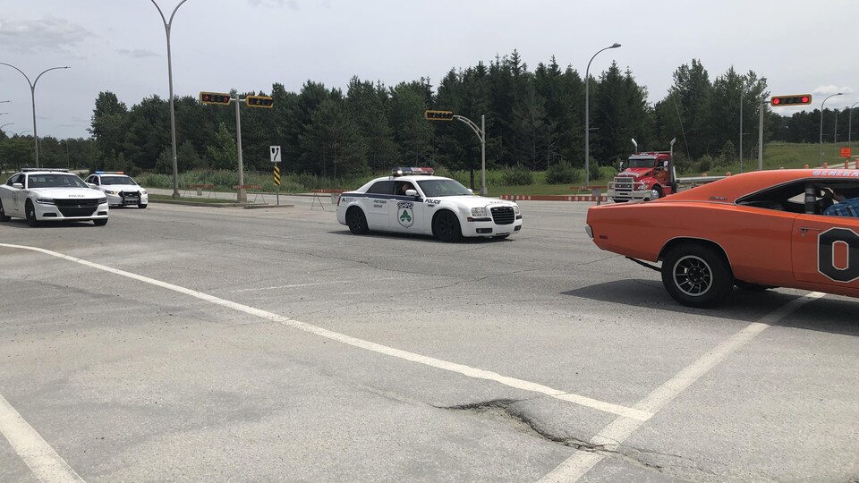 Une muscle car américaine fuit plusieurs voitures de police