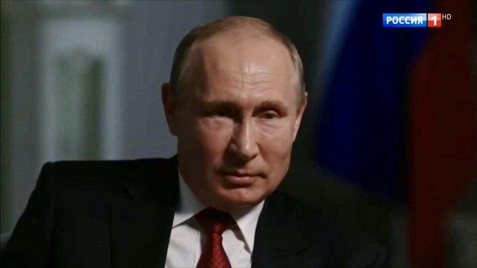 Gros plan de Vladimir Poutine en entrevue à la télévision.