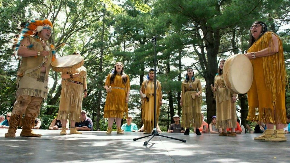 Des Abénakis d'Odanak font un chant traditionnel lors du pow-wow de 2015.