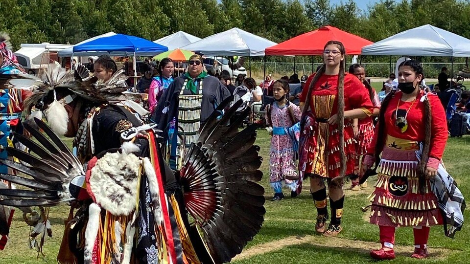 Des danseurs en costume traditionnel sur le site du pow-wow.