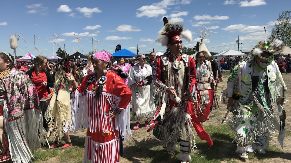 Des danseurs participants au pow-wow de Pikogan près d'Amos en Abitibi.