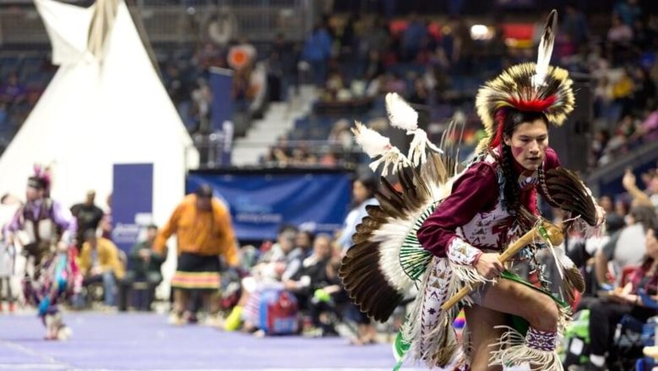 Un participant danse lors du pow-wow de l'Université des Premières Nations à Regina.