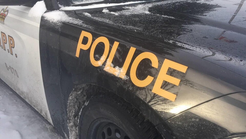 Une voiture de la police provinciale de l'Ontario sous la neige.