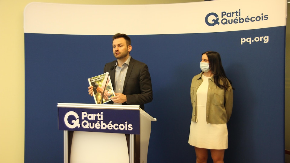 Le chef du Parti québécois, Paul St-Pierre Plamondon, présente le plan de son parti en matière de soins à domicile pour les aînés.
