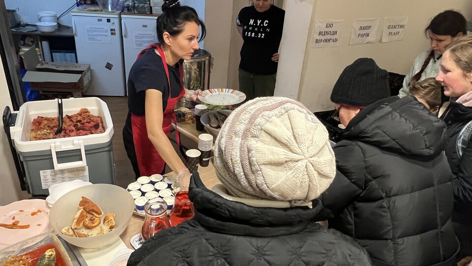 Une distribution alimentaire destinée aux réfugiés ukrainiens, à Prague.