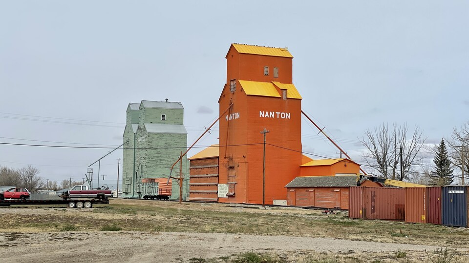 Trois silos à grains en bois.