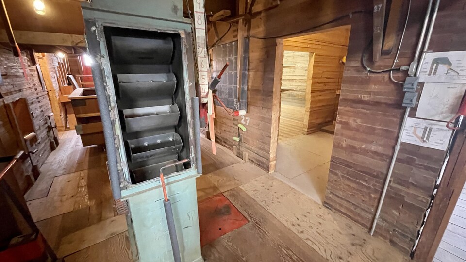 Vue de l'intérieur d'un silo à grains et de sa courroie pour acheminer le grain au sommet de la structure.